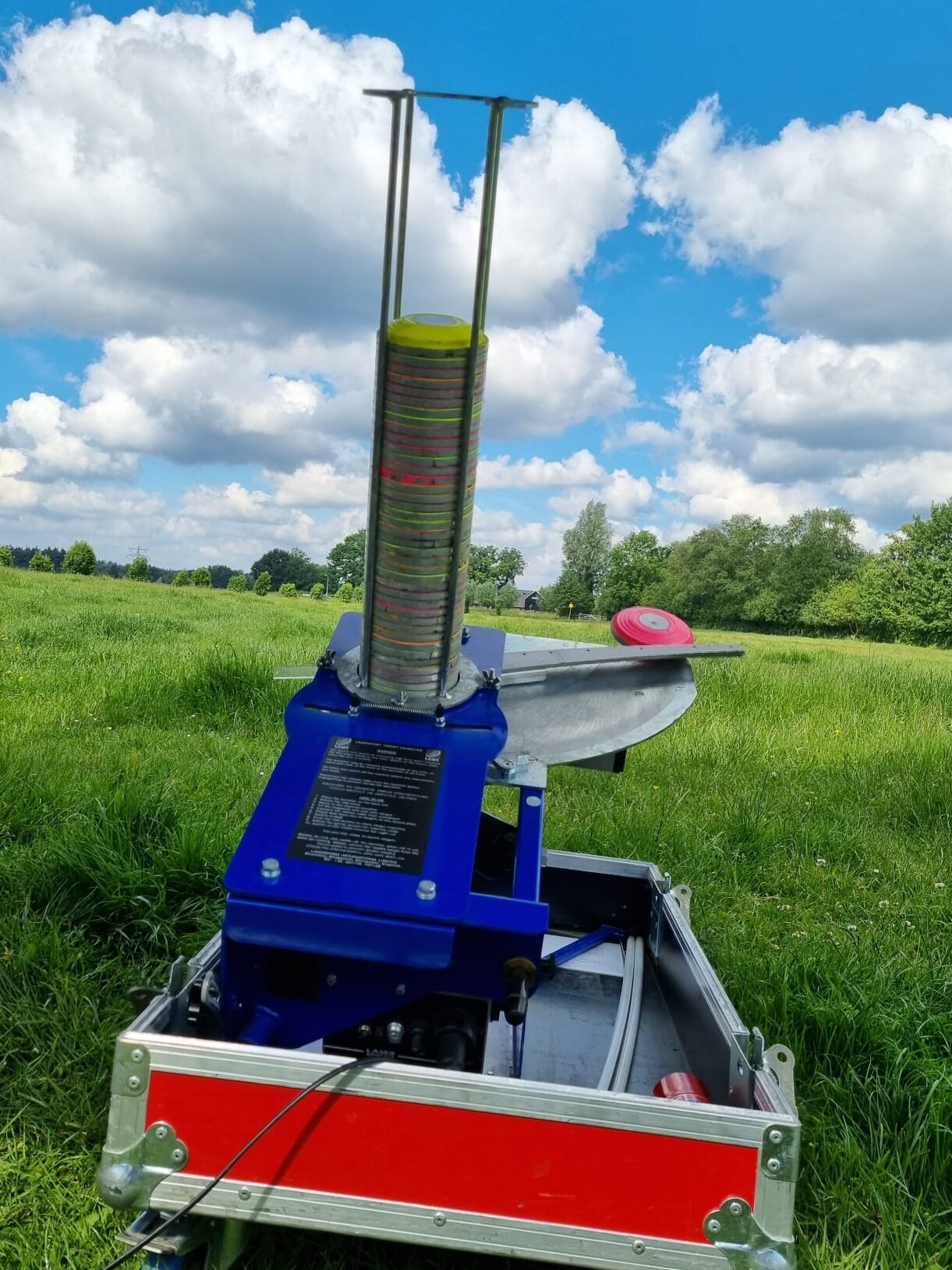 hiermee worden de kleitjes de lucht in geworpen. laser-kleiduivenschieten, louncher, kleiduiven