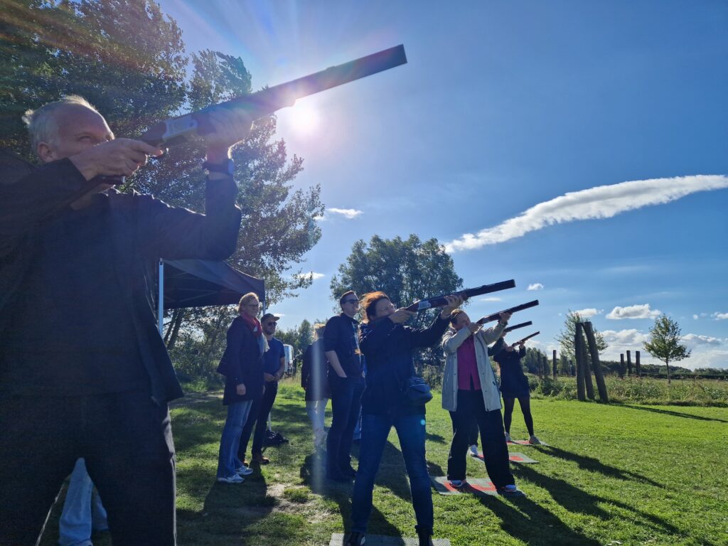 foto van laser-kleiduivenschieten om een goed beeld te krijgen hoe de activiteit laser kleiduif schieten in zijn werk gaat. Beleving & Fun voor iedereen.