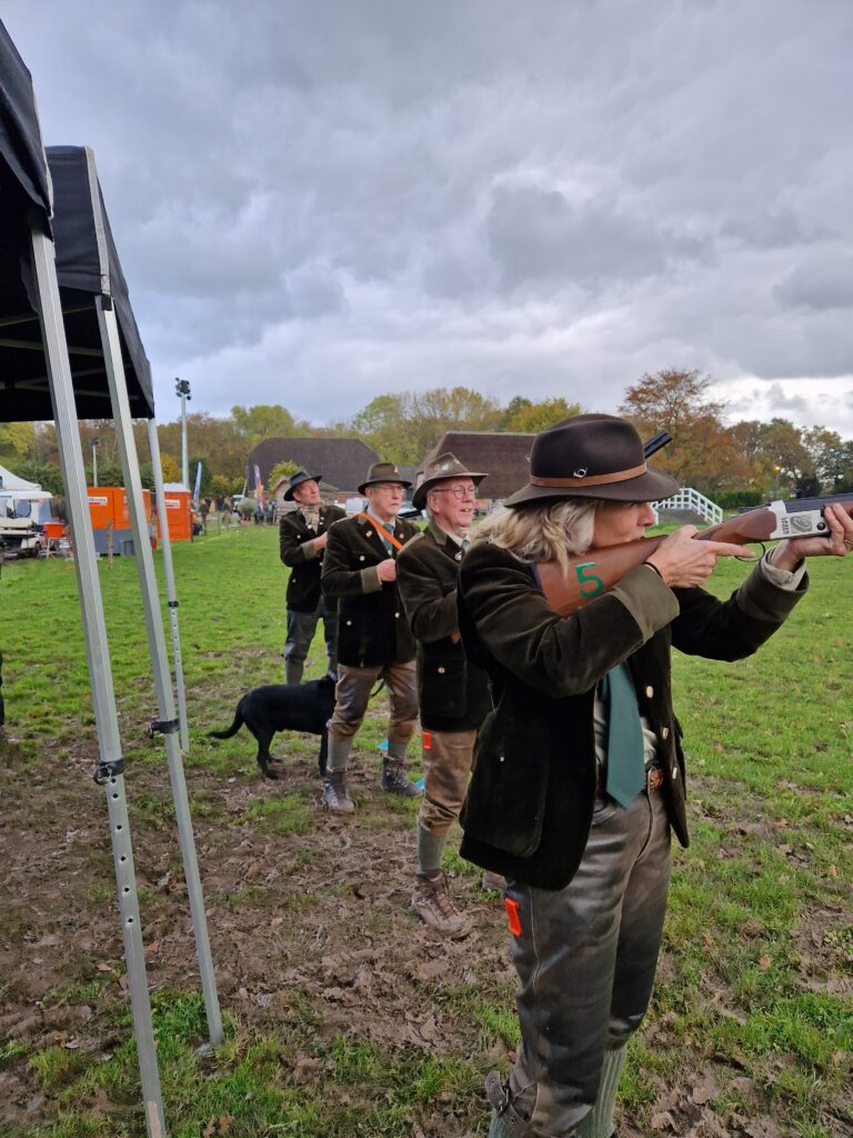 foto van laser-kleiduivenschieten om een goed beeld te krijgen hoe de activiteit laser kleiduif schieten in zijn werk gaat. Beleving & Fun voor iedereen.
