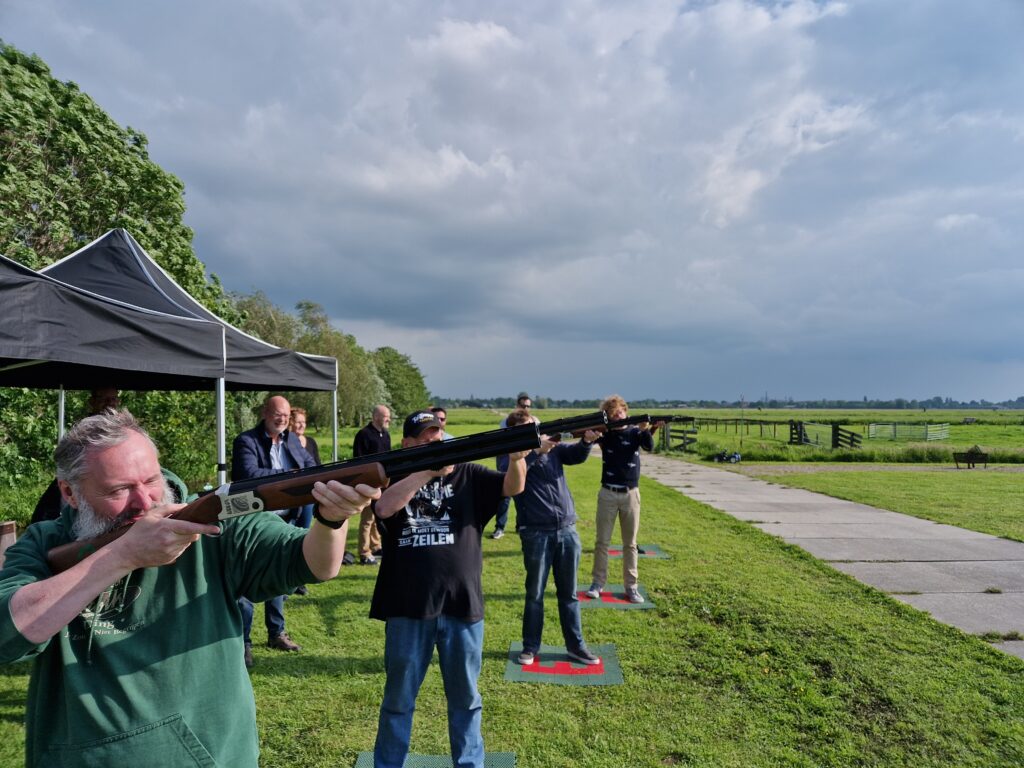 foto van laser-kleiduivenschieten om een goed beeld te krijgen hoe de activiteit laser kleiduif schieten in zijn werk gaat. Beleving & Fun voor iedereen.