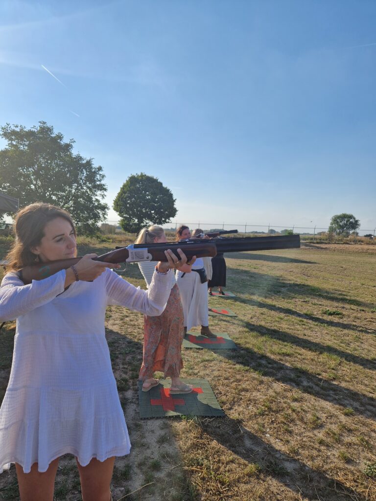 foto van laser-kleiduivenschieten om een goed beeld te krijgen hoe de activiteit laser kleiduif schieten in zijn werk gaat. Beleving & Fun voor iedereen.