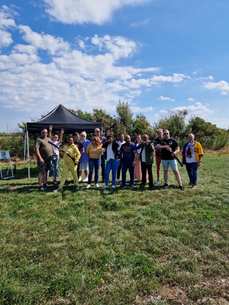 foto van laser-kleiduivenschieten om een goed beeld te krijgen hoe de activiteit laser kleiduif schieten in zijn werk gaat. Beleving & Fun voor iedereen.