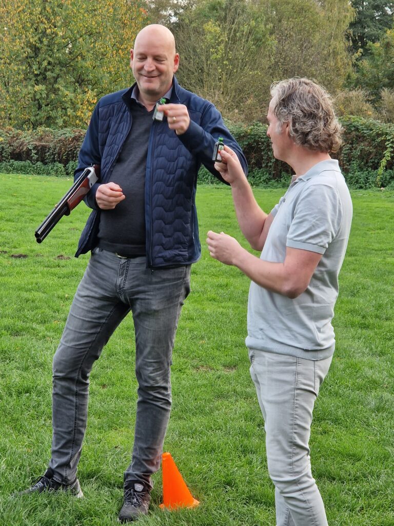 foto van laser-kleiduivenschieten om een goed beeld te krijgen hoe de activiteit laser kleiduif schieten in zijn werk gaat. Beleving & Fun voor iedereen.