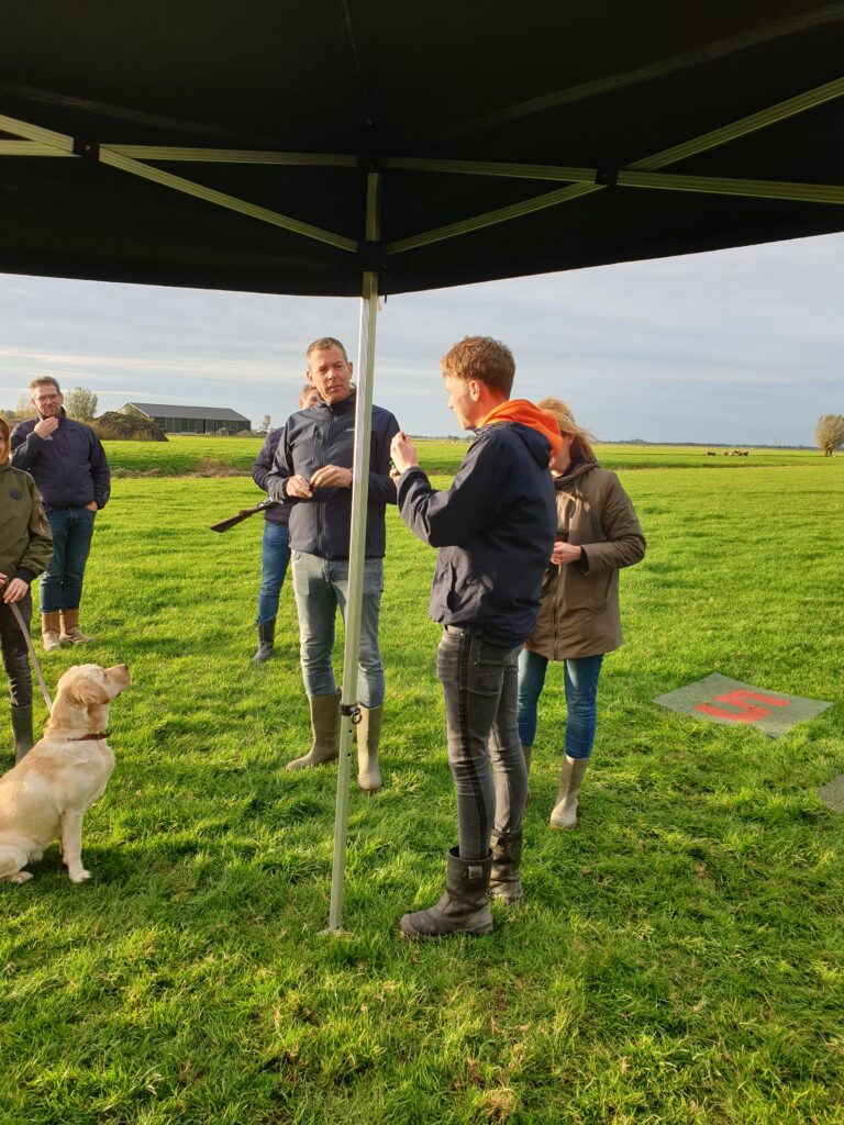 foto van laser-kleiduivenschieten om een goed beeld te krijgen hoe de activiteit laser kleiduif schieten in zijn werk gaat. Beleving & Fun voor iedereen.