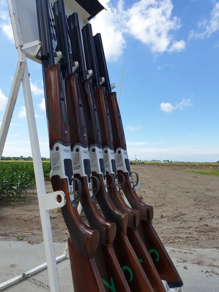 foto van laser-kleiduivenschieten om een goed beeld te krijgen hoe de activiteit laser kleiduif schieten in zijn werk gaat. Beleving & Fun voor iedereen.