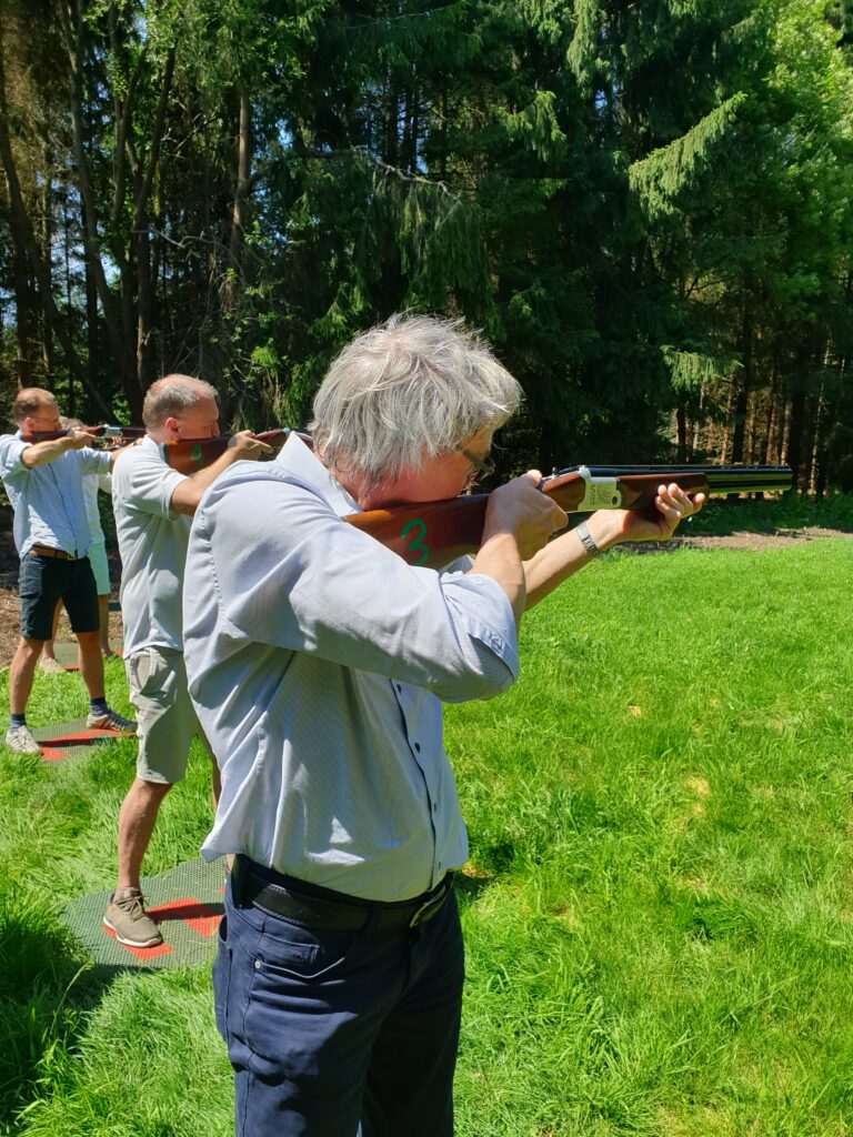 foto van laser-kleiduivenschieten om een goed beeld te krijgen hoe de activiteit laser kleiduif schieten in zijn werk gaat. Beleving & Fun voor iedereen.
