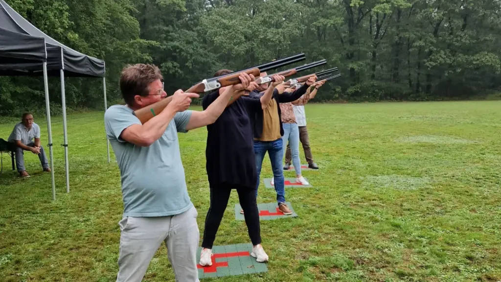foto van laser-kleiduivenschieten om een goed beeld te krijgen hoe de activiteit laser kleiduif schieten in zijn werk gaat. Beleving & Fun voor iedereen.