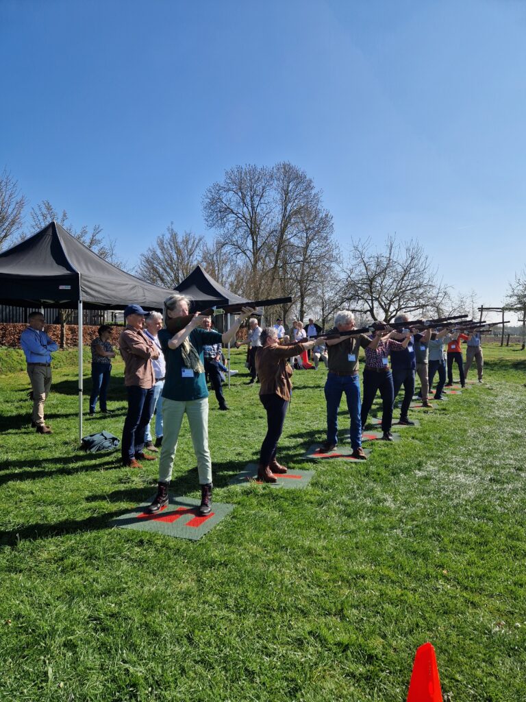 foto van laser-kleiduivenschieten om een goed beeld te krijgen hoe de activiteit laser kleiduif schieten in zijn werk gaat. Beleving & Fun voor iedereen.