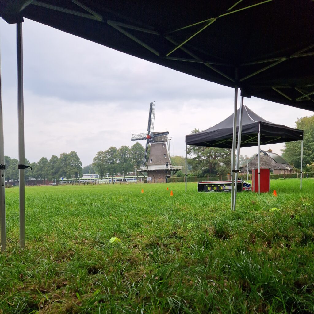 foto van laser-kleiduivenschieten om een goed beeld te krijgen hoe de activiteit laser kleiduif schieten in zijn werk gaat. Beleving & Fun voor iedereen.
