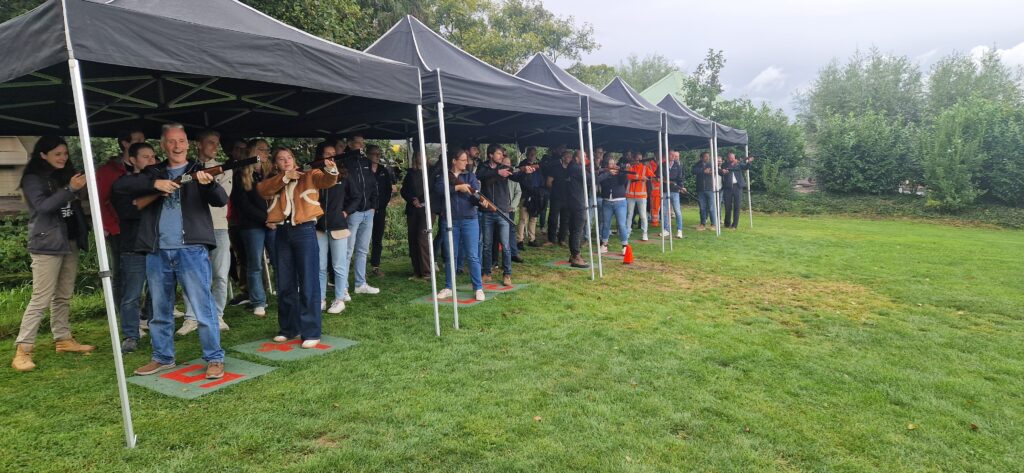 ook met regen kunt u laser-kleiduivenschieten, gewoon onder de tent