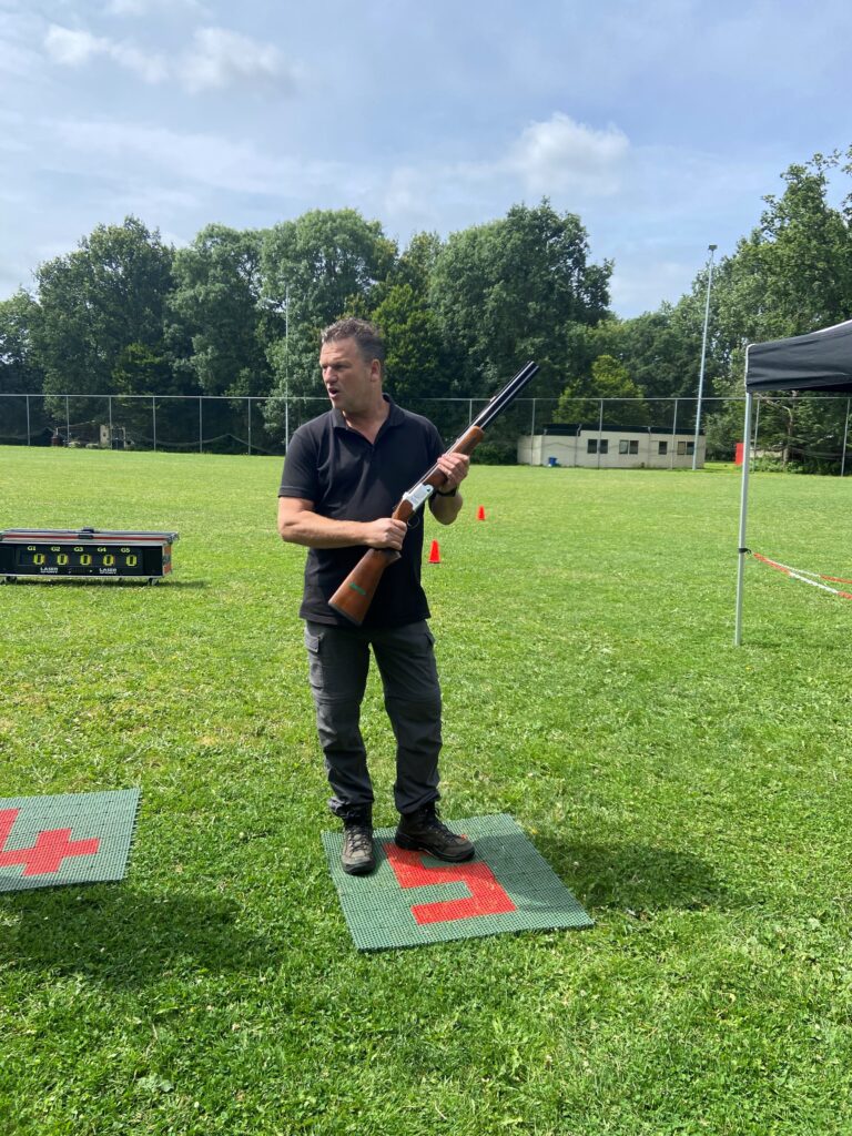 Ervaren instructeur in laser-kleiduivenschieten